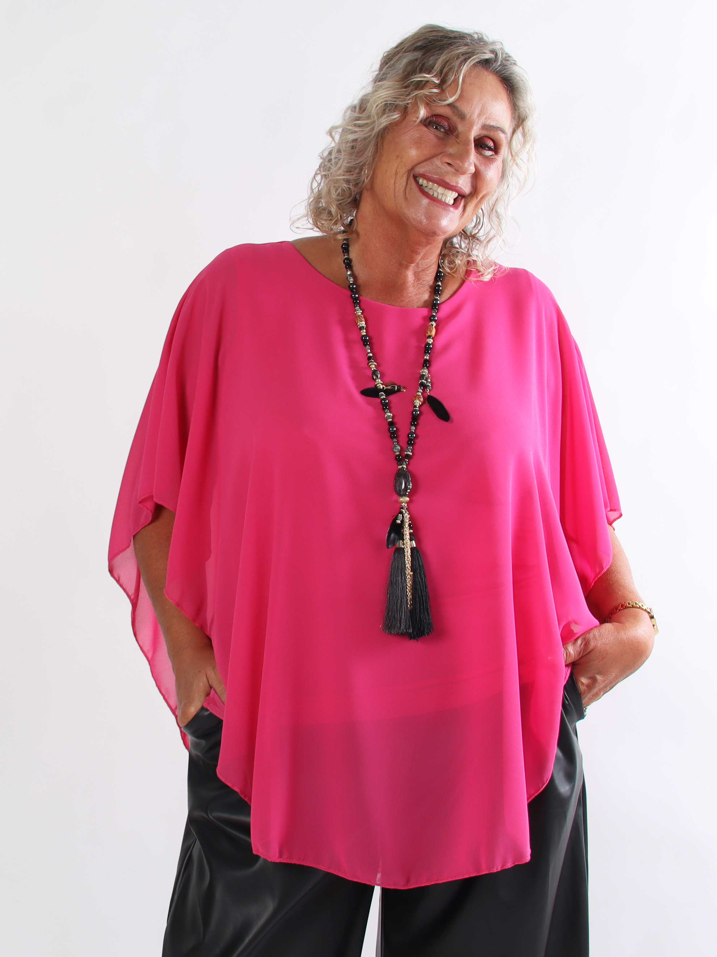 Kenya Shirt - Elegant plus size bluse med let chiffonlag og rund udskæring